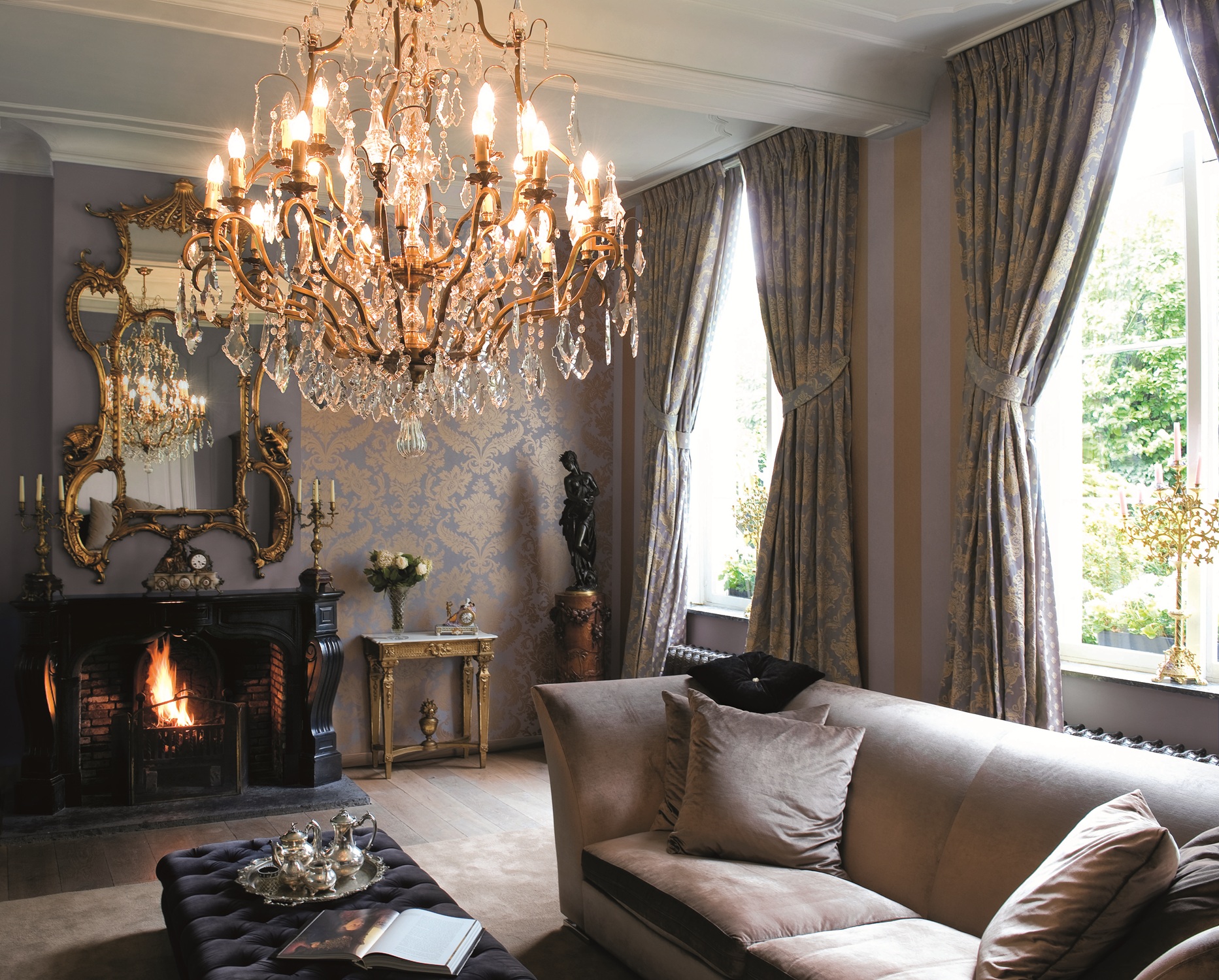 Обои Loymina Renaissance Damask NK1 006 10,05×1 фото в интерьере Обои Loymina Renaissance Damask NK1 006 10,05×1 фото в интерьере